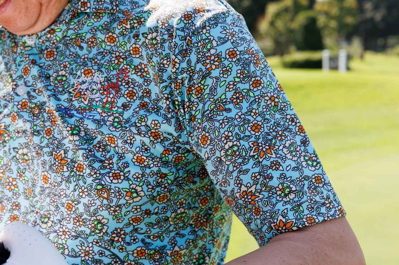 画像: オレンジ、グリーン、ホワイトなどで表情のある花柄を構築しているポロ