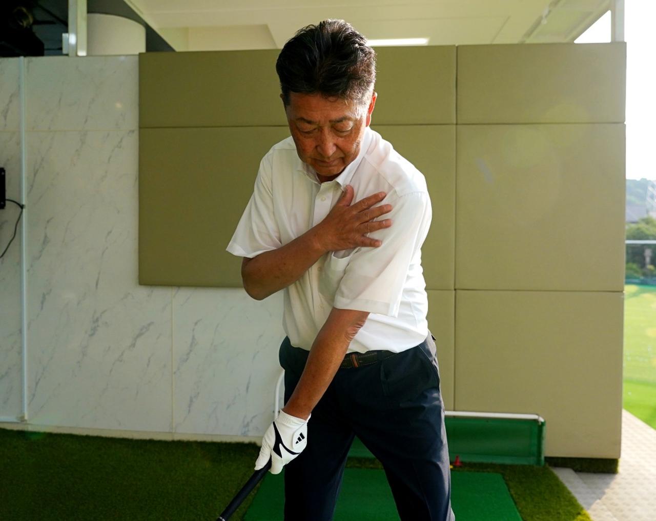 画像: 頭を動かすと左肩がスムーズに動く