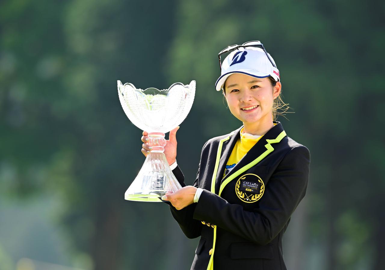 画像: 優勝トロフィーと川崎（撮影／有原裕晶）
