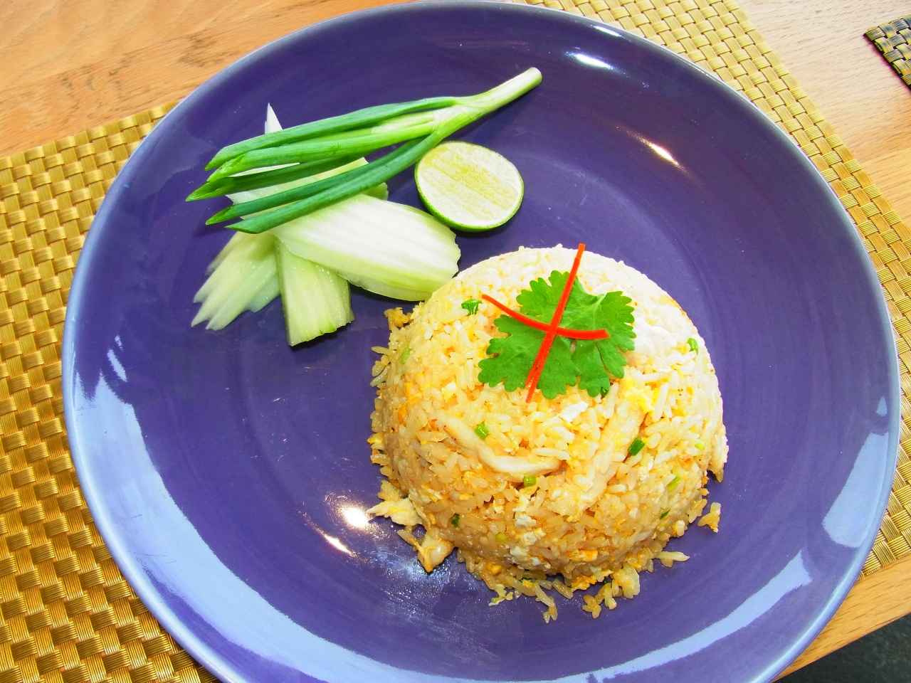 画像2: レストランのNARAはタイ料理と日本料理が食べられて、しかもかなり美味しくグルメなゴルファーも満足できる。お勧めはポークジンジャー丼、みそ汁、漬物付きで280バーツ(1260円)、カオパットガイ/ムー(鶏肉と豚肉のチャーハン)はSが190バーツ(855円)、Lは510バーツ(2295円)※4.5円/バーツ換算