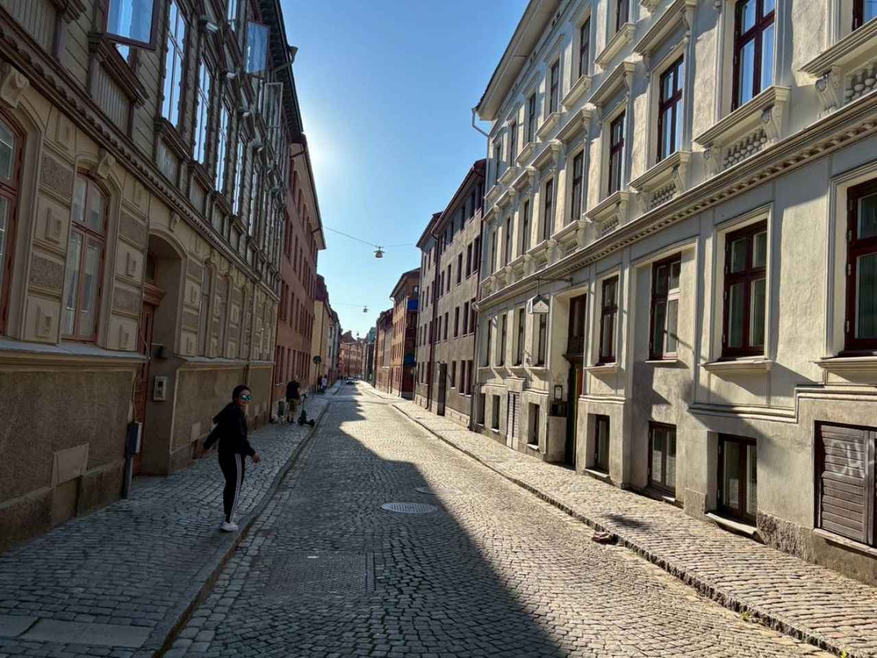 画像 : 2番目の画像 - ヨーテボリのハーガ地区という古い町並みの観光地を楽しむ上原のオフショット - みんなのゴルフダイジェスト
