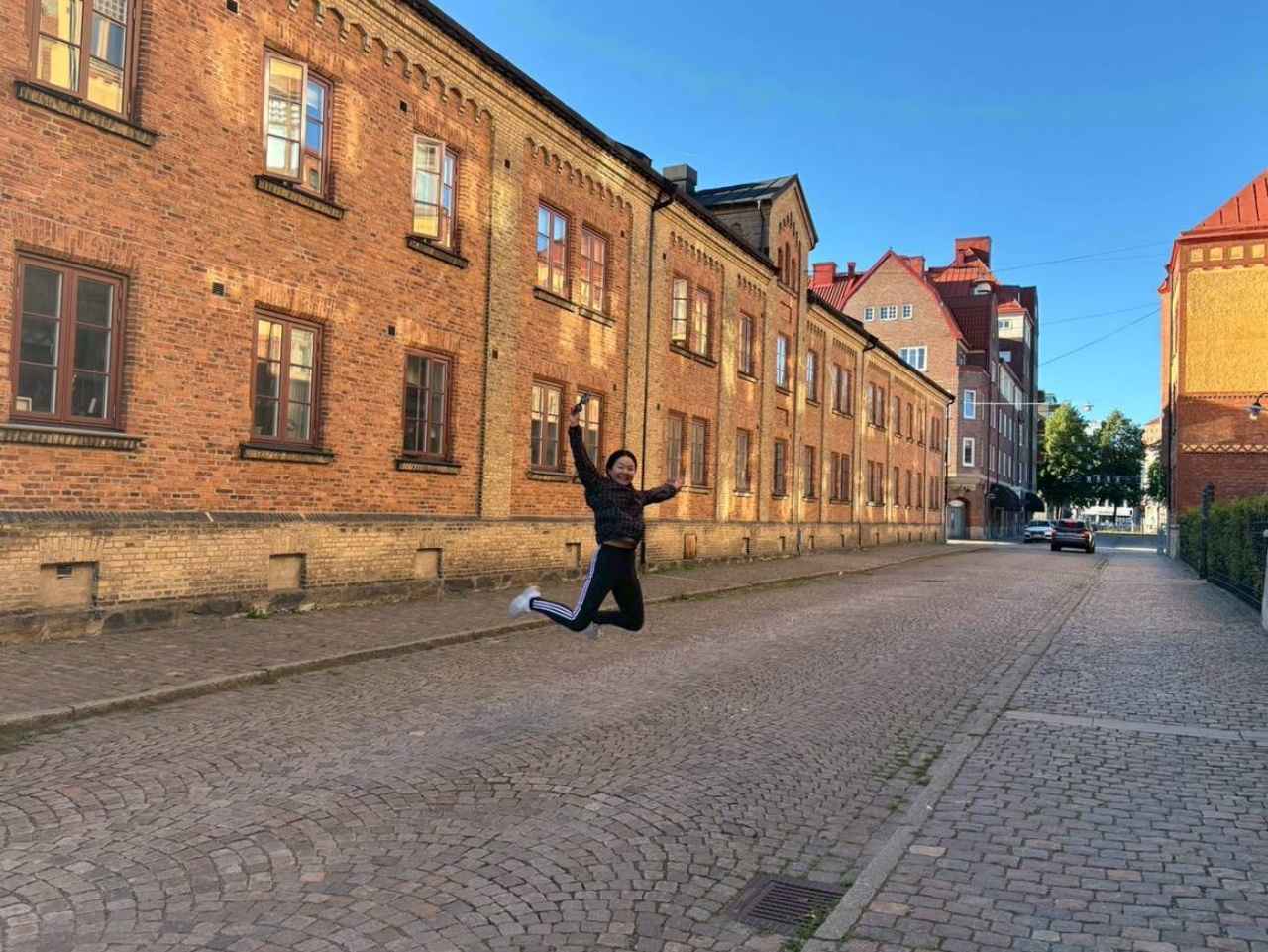 画像 : 1番目の画像 - ヨーテボリのハーガ地区という古い町並みの観光地を楽しむ上原のオフショット - みんなのゴルフダイジェスト