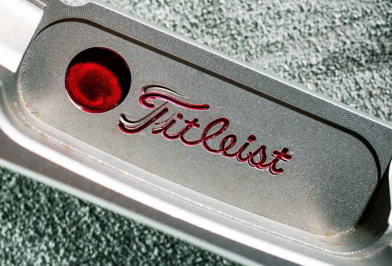 画像: バックフェースには、赤いチェリーボンブと、「Titleist」のロゴがダブルスタンプで刻印されている