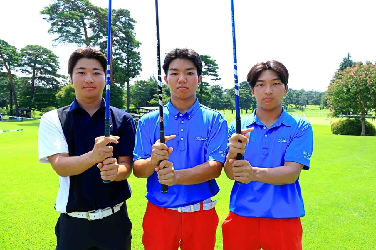 画像: 8本の指でクラブを握る「エイトフィンガー」の高校生3人。右から加藤蓮くん、大地陸遥くん、久我健心くん