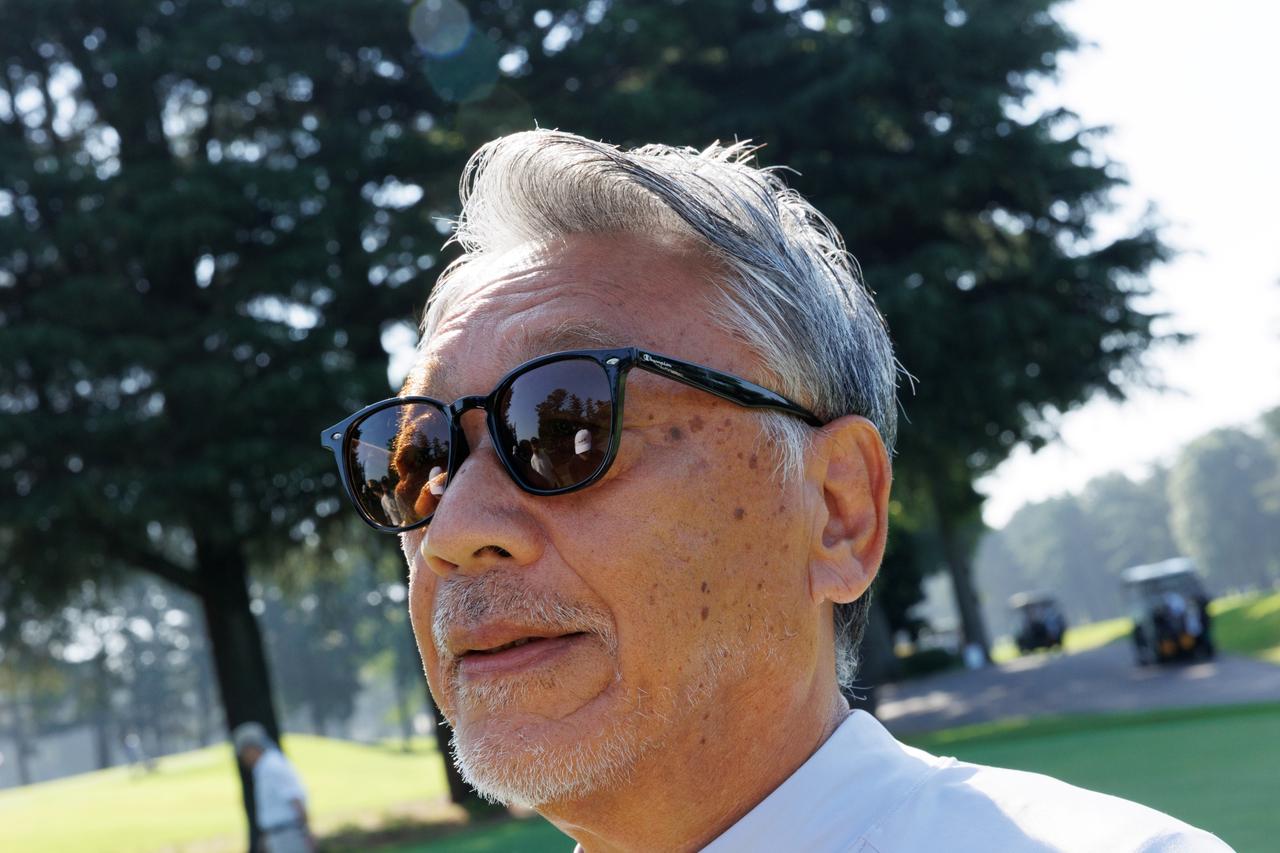 画像: 知的な印象を醸し出すウェリントン型サングラスがクール