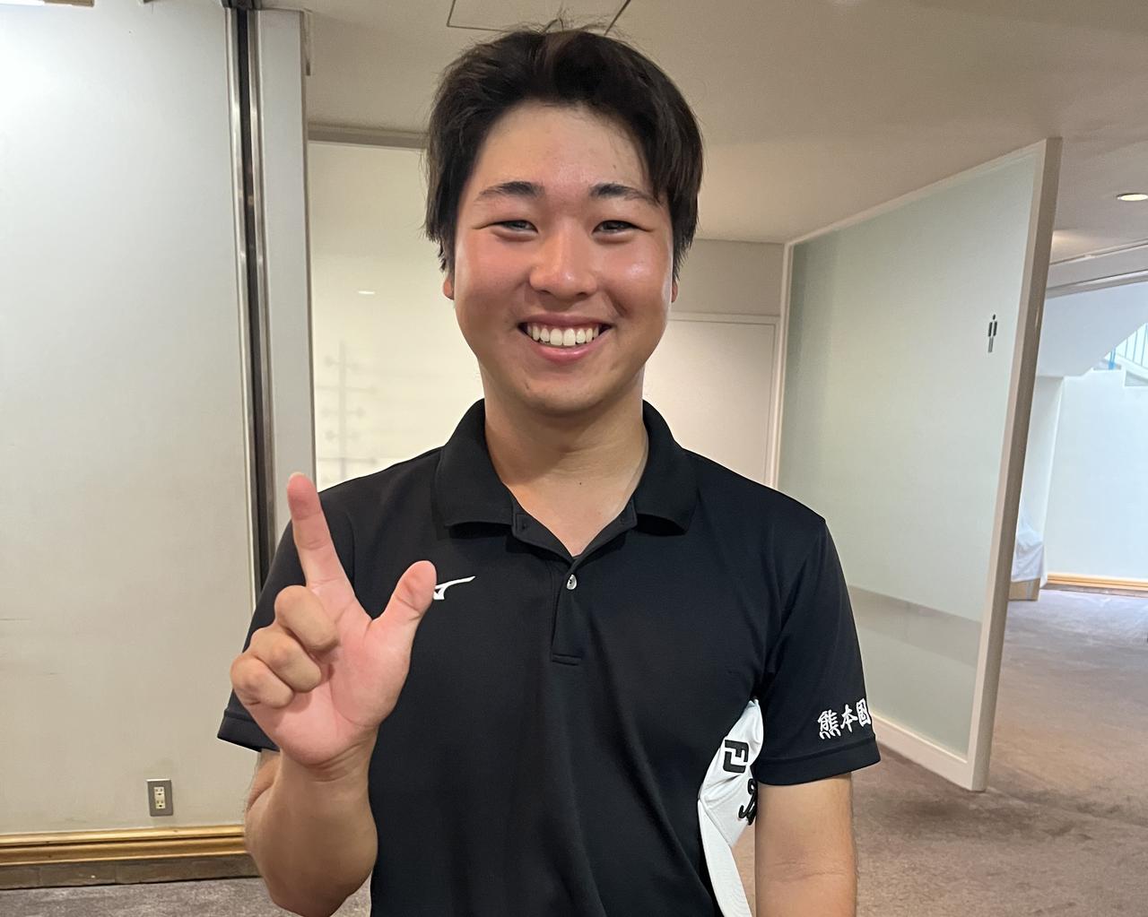画像: 久我くんは親指と人差し指を握らない「エイトフィンガー」!(撮影/週刊GDツアー担当)
