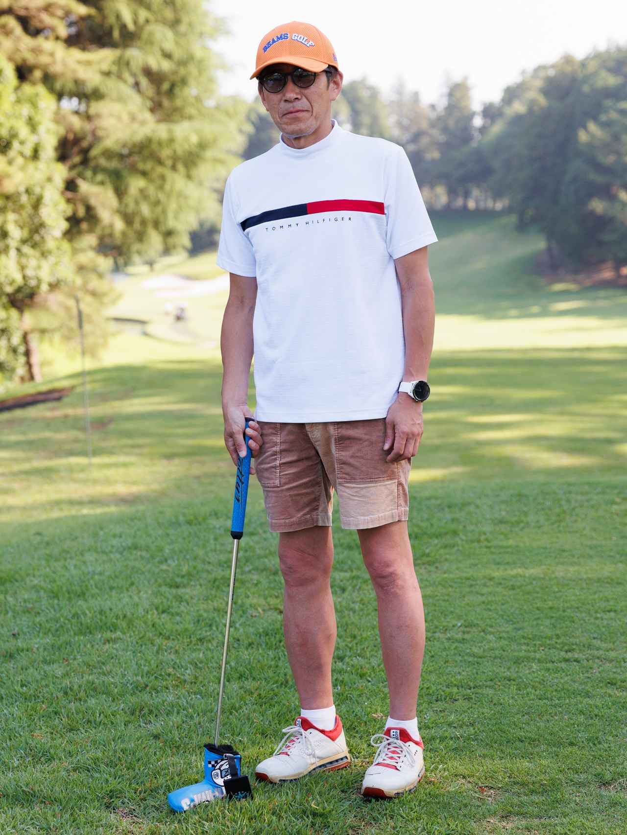 画像: 暑い夏にこそ快適に着用できるのが、サマーコーデュロイ素材のショートパンツ。白Tシャツのようなカジュアルなモックネックとならサーフ&ターフなイメージに仕上がります