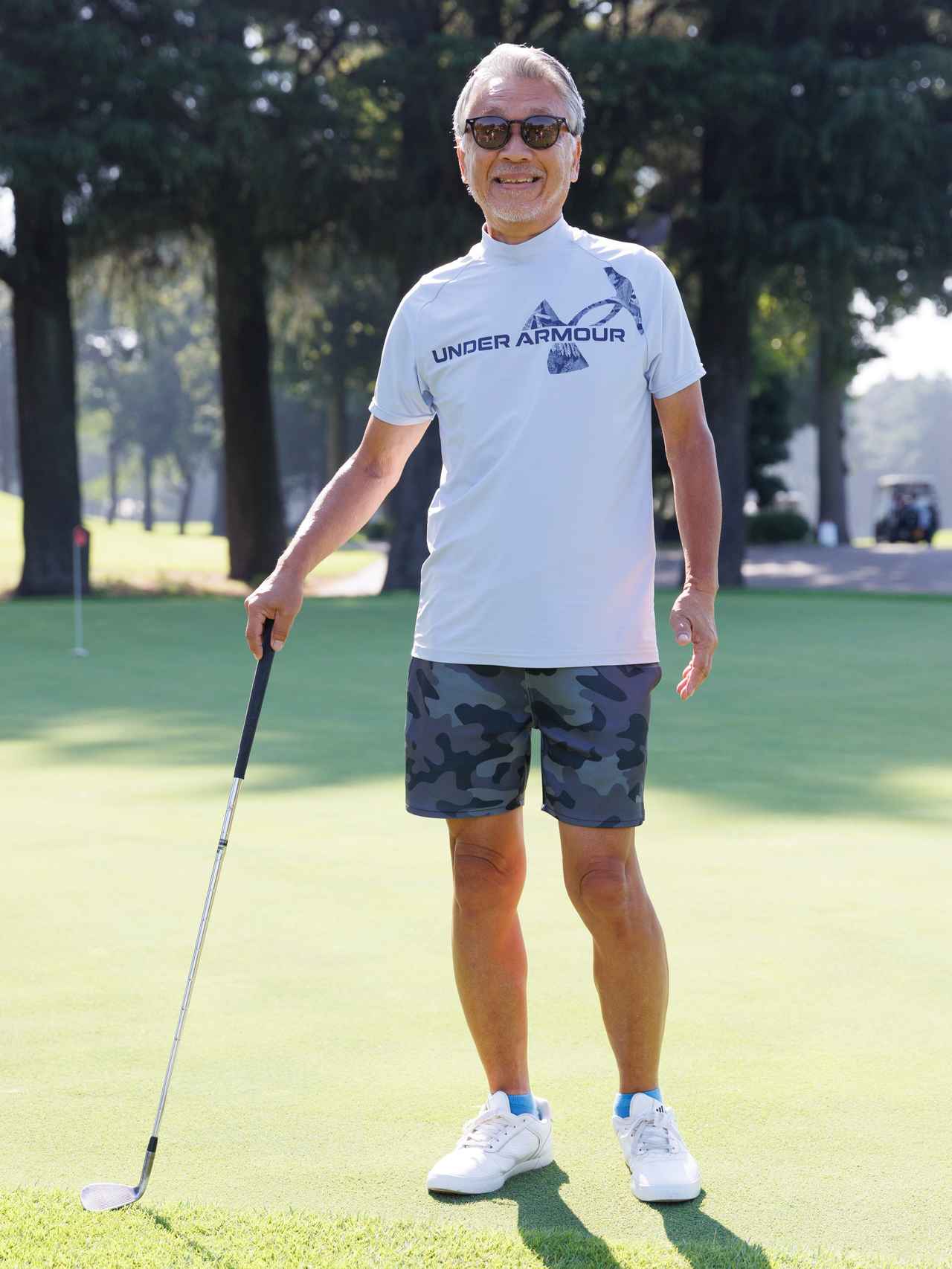 画像: スポーティなモックネックのロゴプリントとカモフラ柄ショートパンツのブルートーンがベストバランス。ソックスに鮮やかなブルーでさりげなく変化をつけているのも上手です