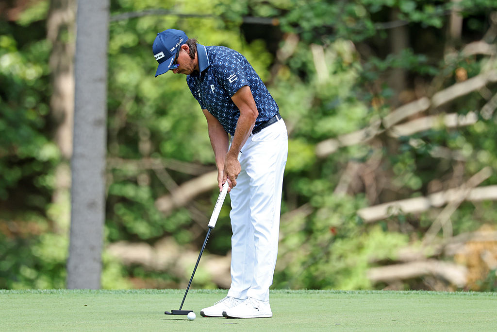 画像: グリップエンド側を余らせて中尺パターを握って使うリッキー・ファウラー(Photo/Getty Images)
