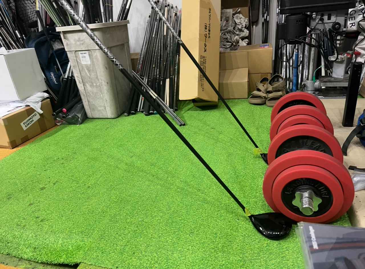 画像: 今井スペシャルの重力接着。シャフトが右下から入るよう重力を利用して接着していきます