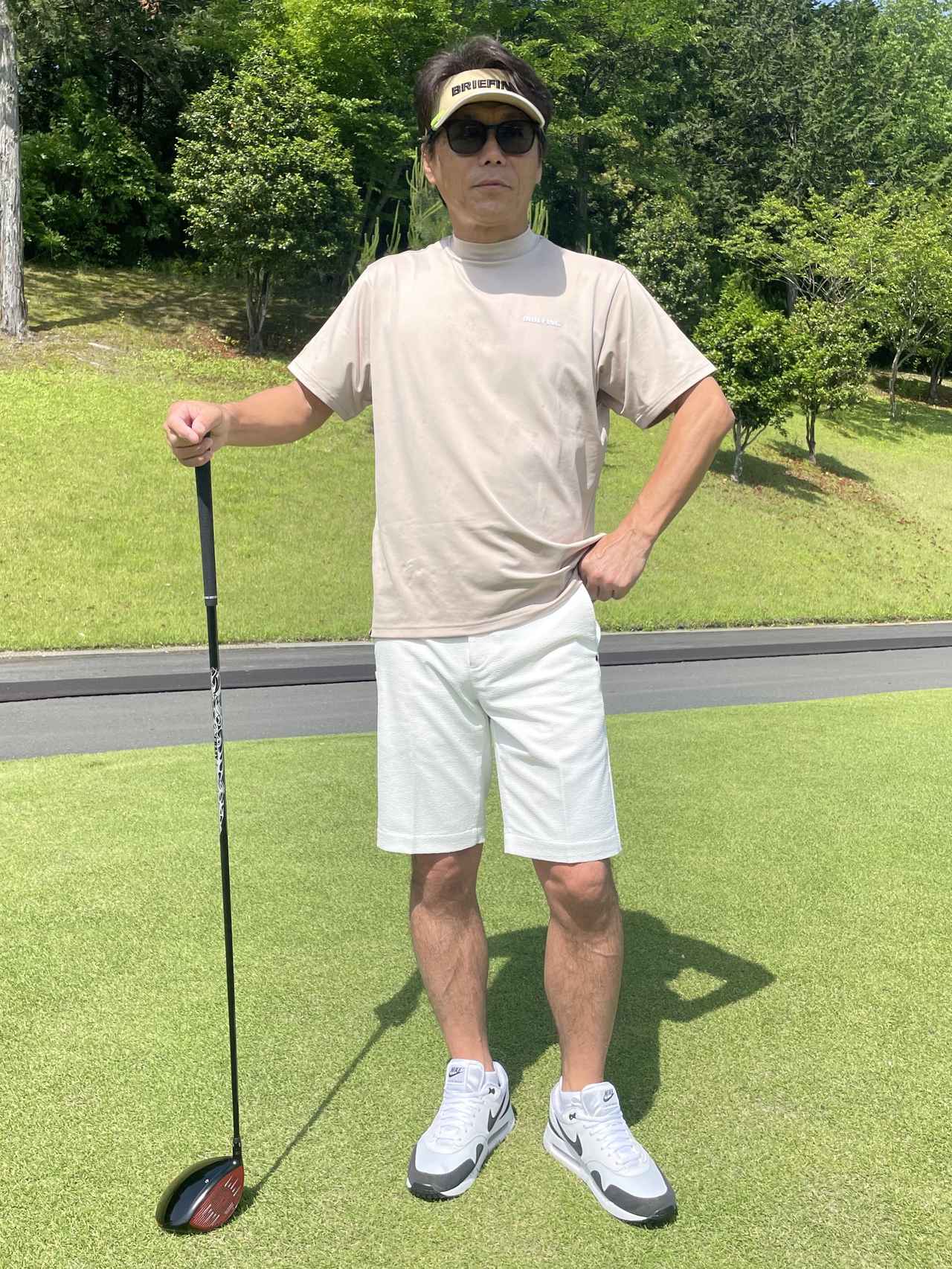 画像: ベージュからホワイトへの流れるようなやさしいトーンアレンジ。全体的にカジュアル&スポーティな着こなしながら、センタークリース入りのショートパンツで上品さを出しています
