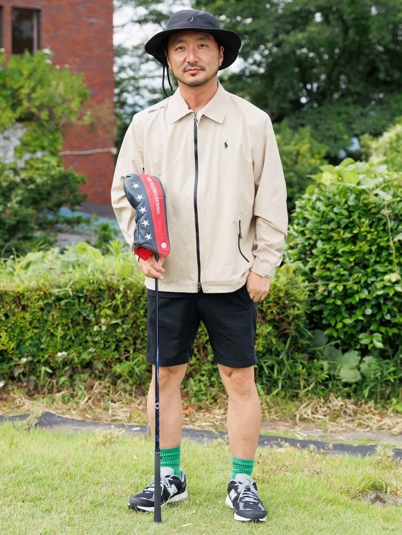 画像: シャツのような襟が特徴のドリズラージャケットがキーアイテム。黒のショートパンツとシューズで全体のトーンを引き締めつつ、グリーンのソックスが良いスパイスになっています