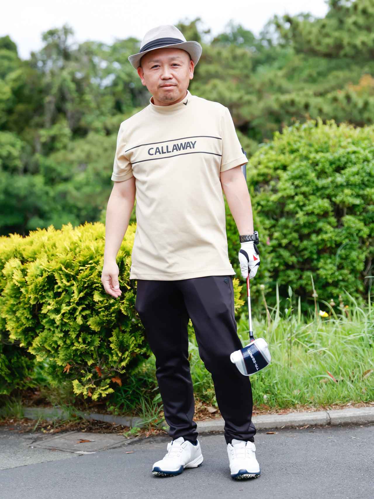 画像: 胸元にシャープなロゴプリントが映えるベージュのモックネックは一枚でもインナーにも使える便利アイテム。上品でダンディなストローハットでアイデンティティを表現しています