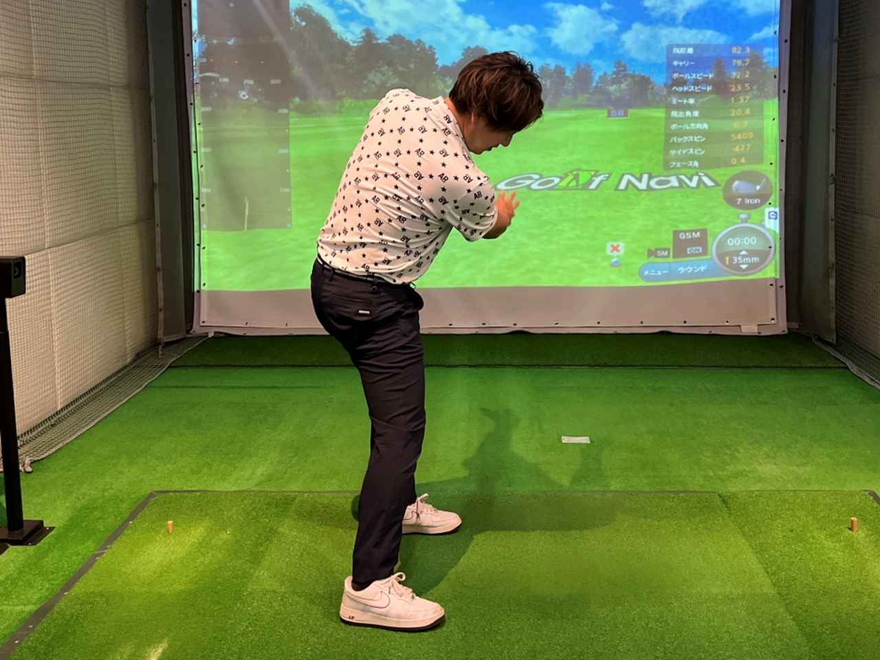 画像: ベタ足で右足の回転を止めることで、シェフラーほどではないが捻転差を強めることができる