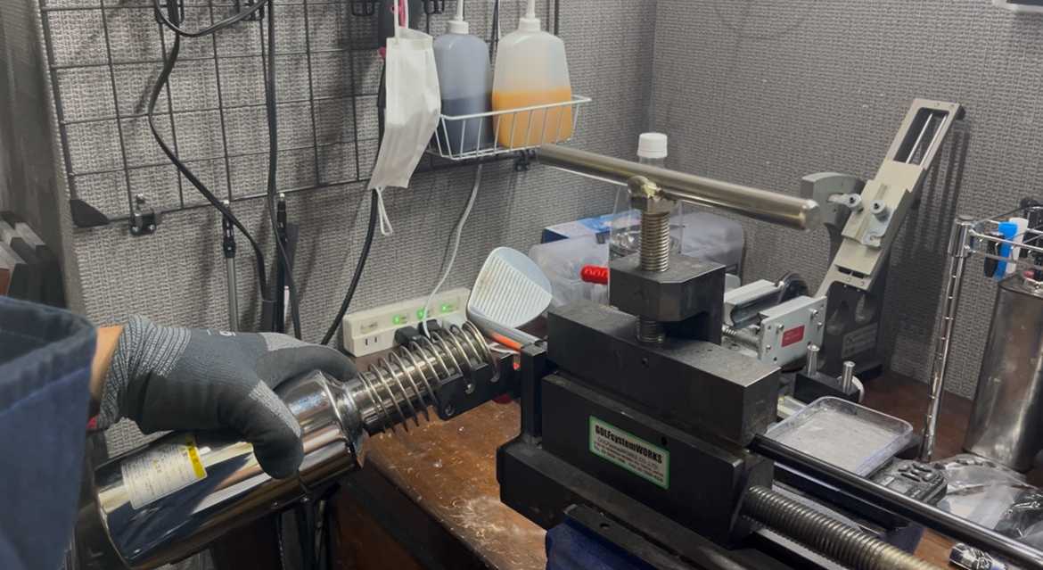画像: スチールシャフトはバーナーですが、カーボンシャフトを抜く場合はヒートガンを使用します