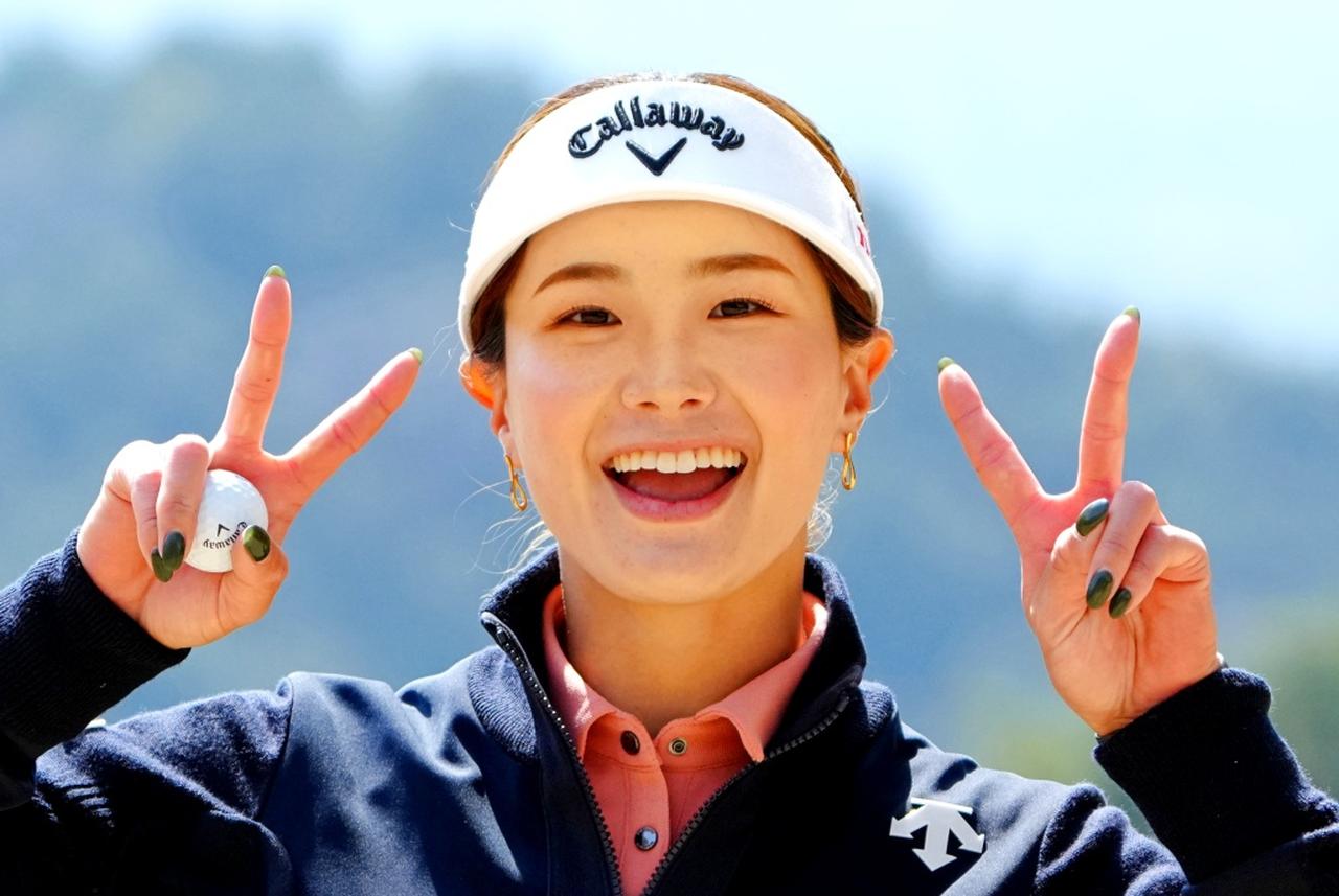 画像: スレンダーな青木香奈子が体重増で「ショットが安定した」と笑顔