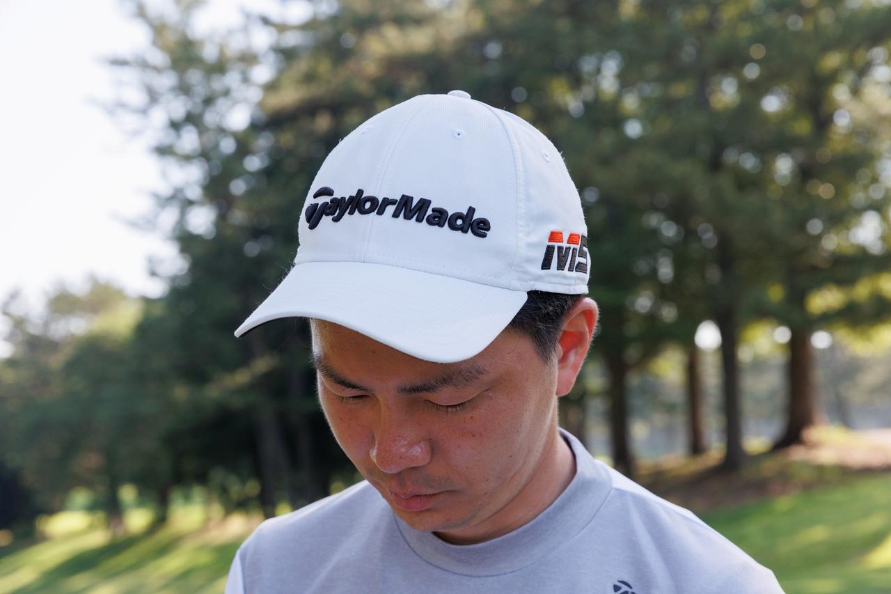 画像: アスリートマインドをくすぐるテーラーメイド〈M5〉のロゴ入りキャップ