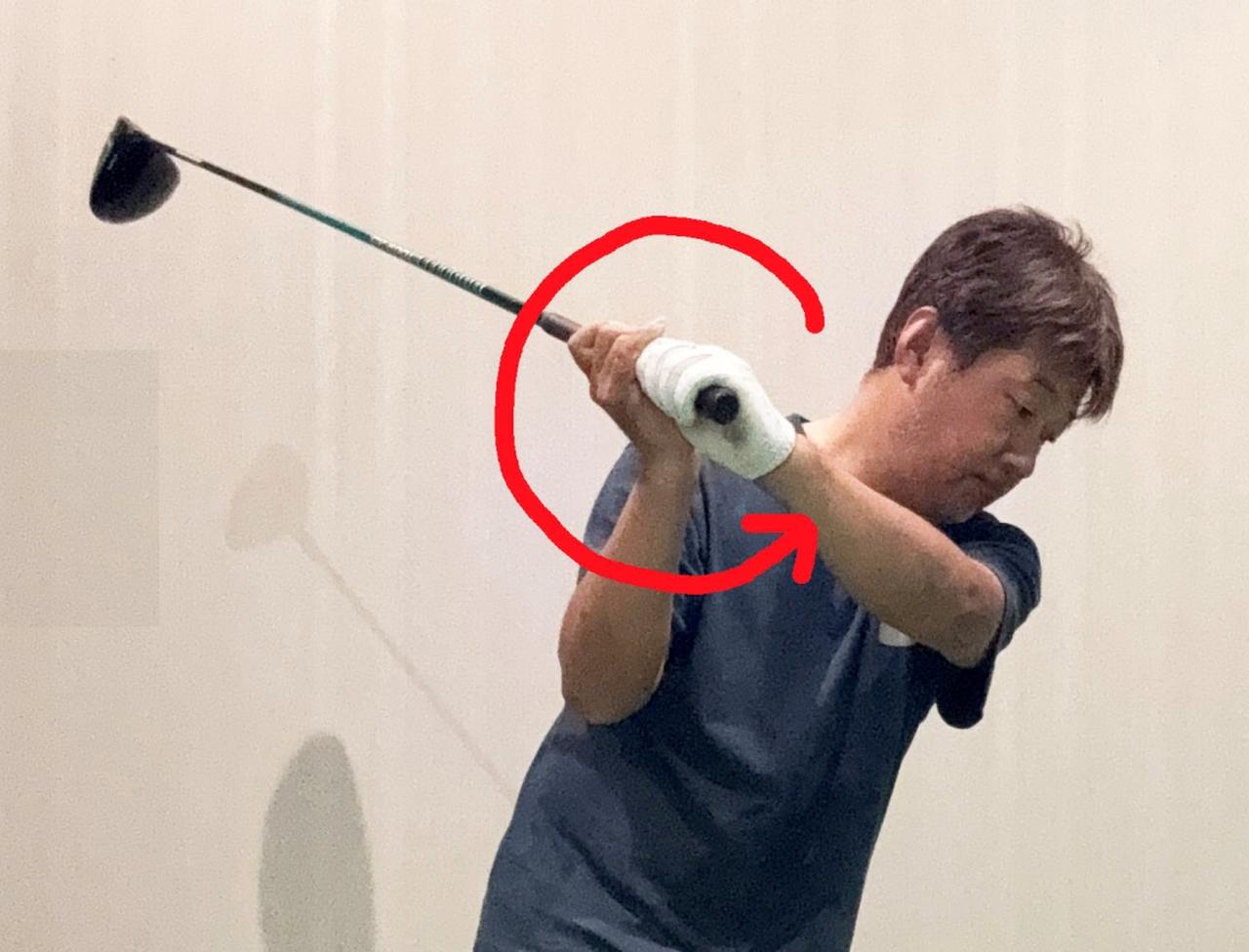 画像: トップで手元を右回りにグルグル回す。右手に力が入っているとスムーズに回らない