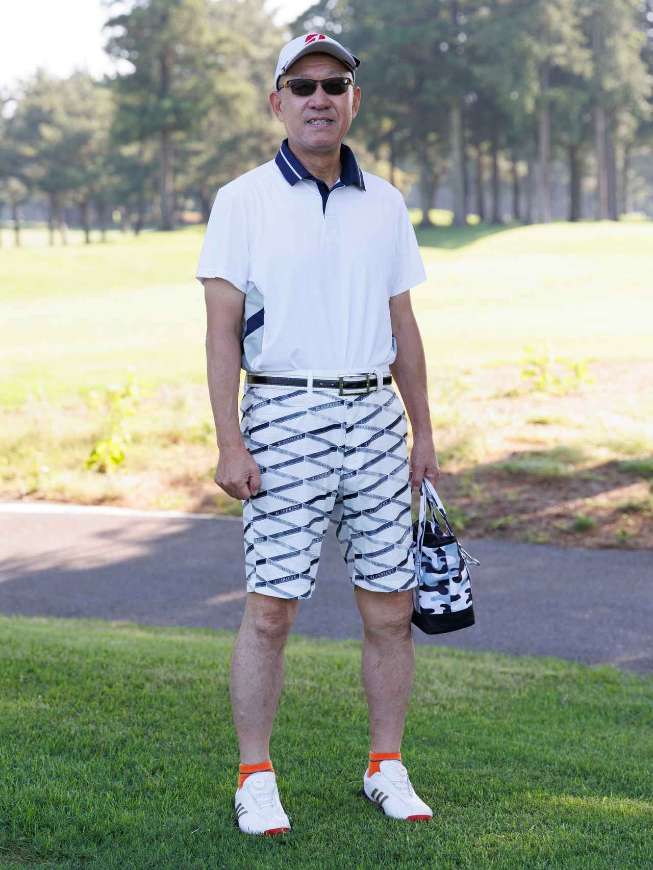 画像: 螺旋状のようなグラフィックが面白いショートパンツ。襟にライン入りのレトロフィーチャーなポロシャツと組み合わせることで新鮮さがグッと増すコーディネイトが完成します