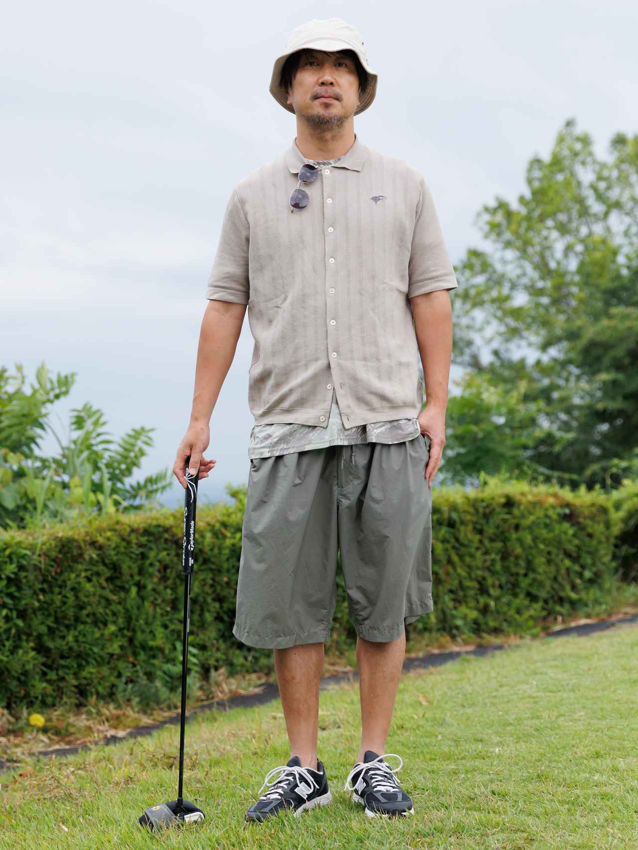 画像: ベージュとカーキ系というアースカラーで統一したウェアアレンジ。ニットシャツにTシャツを重ねたアレンジがユニーク。シューズの黒がソフトなトーンを引き締めています