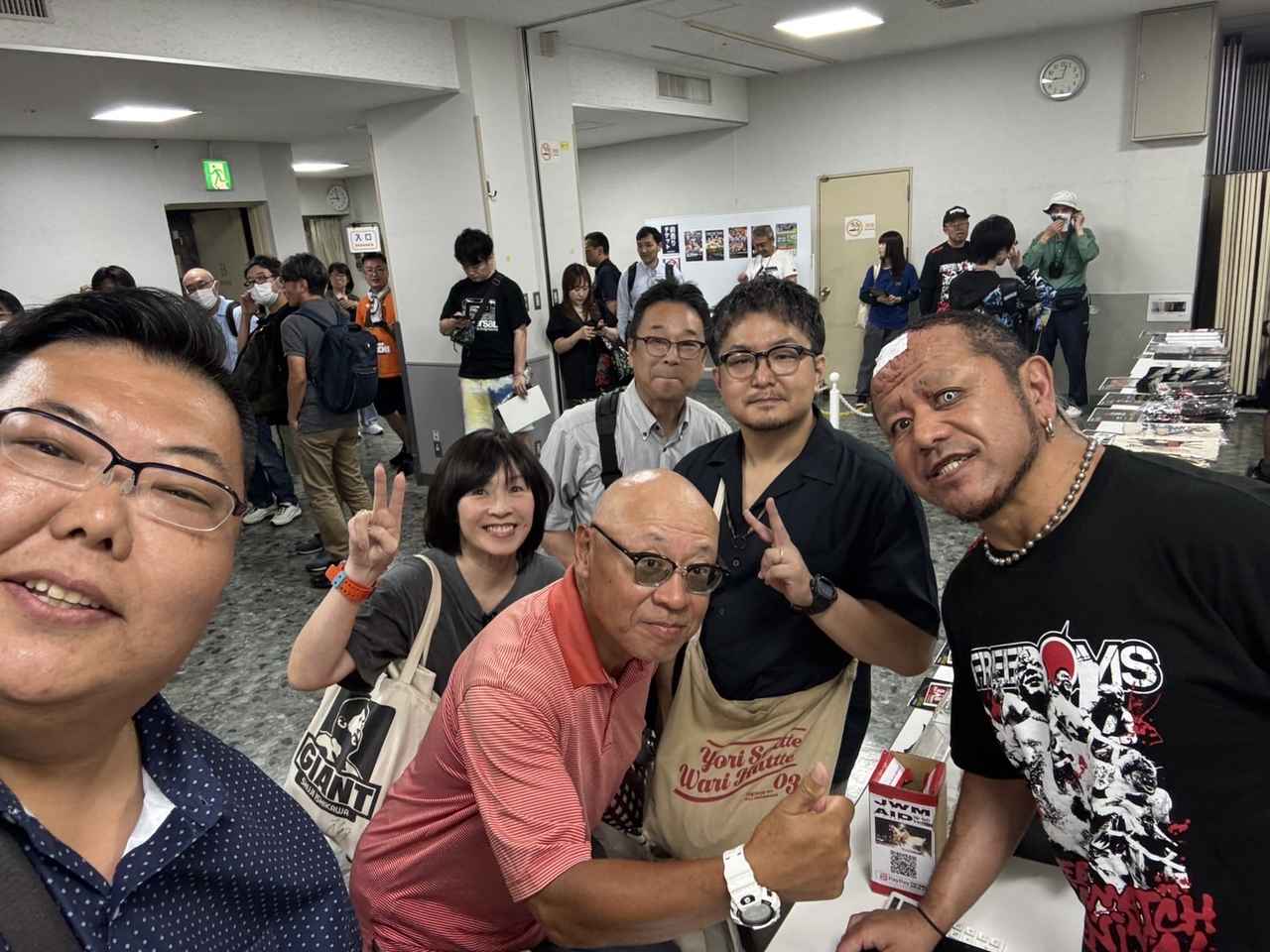 画像: 東京デスマッチカーニバルを観戦した仲間と。右は葛西純選手