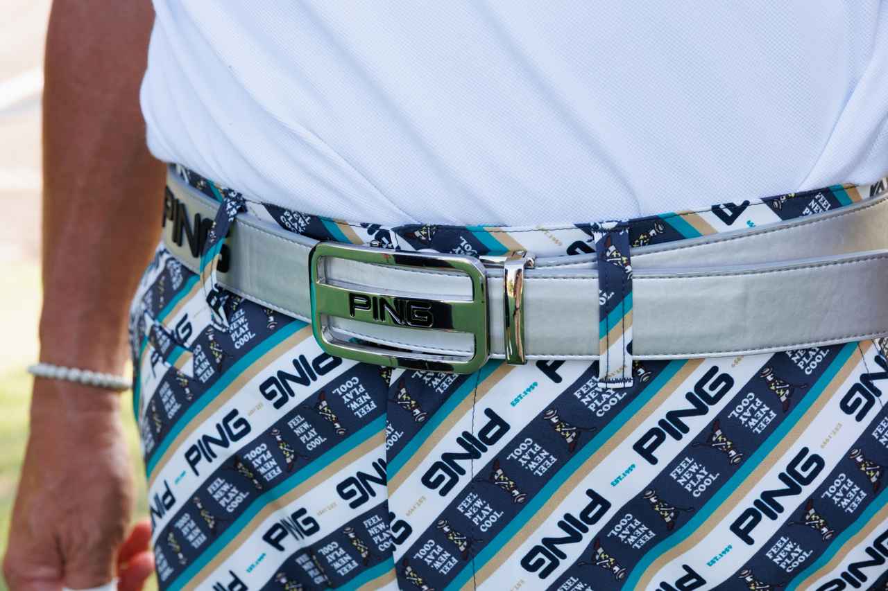 画像: シルバーのベルトもモダンなエッセンスをスタイルにプラス