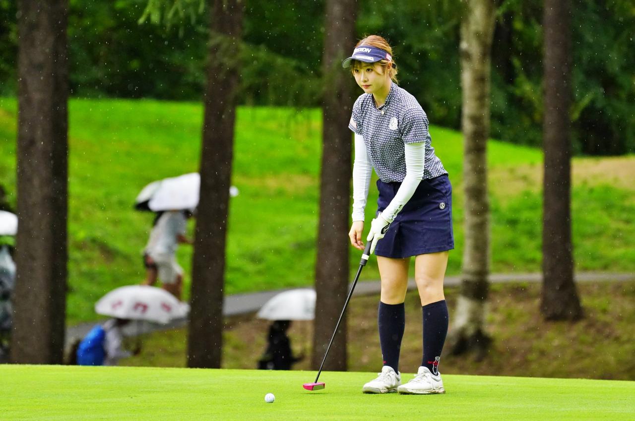 画像: 都玲華は左手一本の素振りをルーティンに入れる(写真/中村修)