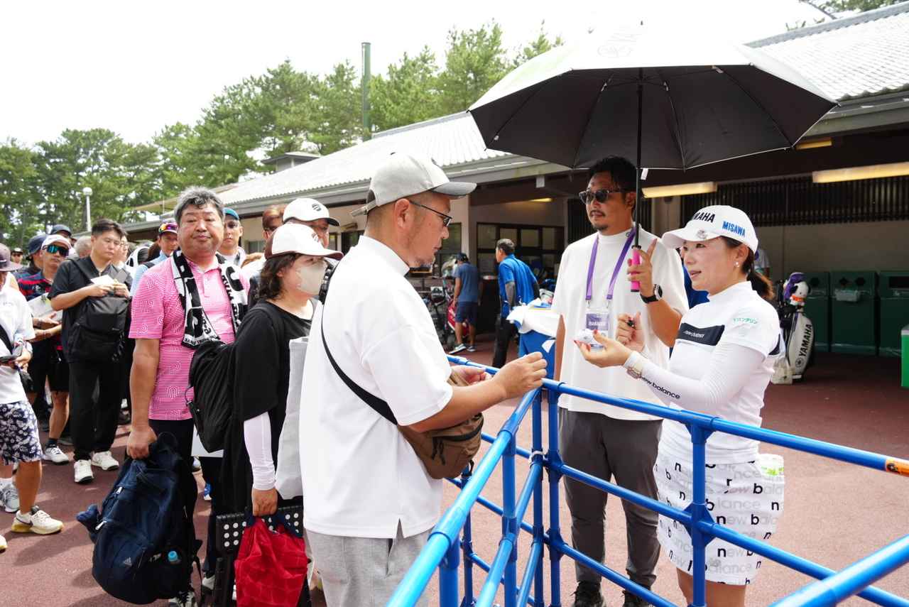 画像: 試合終了後、笑顔でファン対応を行う有村(撮影/岡沢裕行)