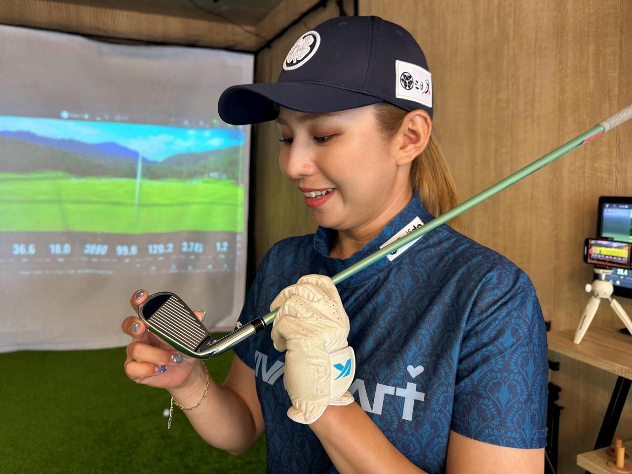 画像1: レディスモデルには珍しい「小ぶりでシャープ」な見た目。でも軽くて扱いやすい！ キャロウェイ「ELYTE MAX FAST ウィメンズ アイアン」【江澤亜弥がレディスクラブを試打・解説】 - みんなのゴルフダイジェスト