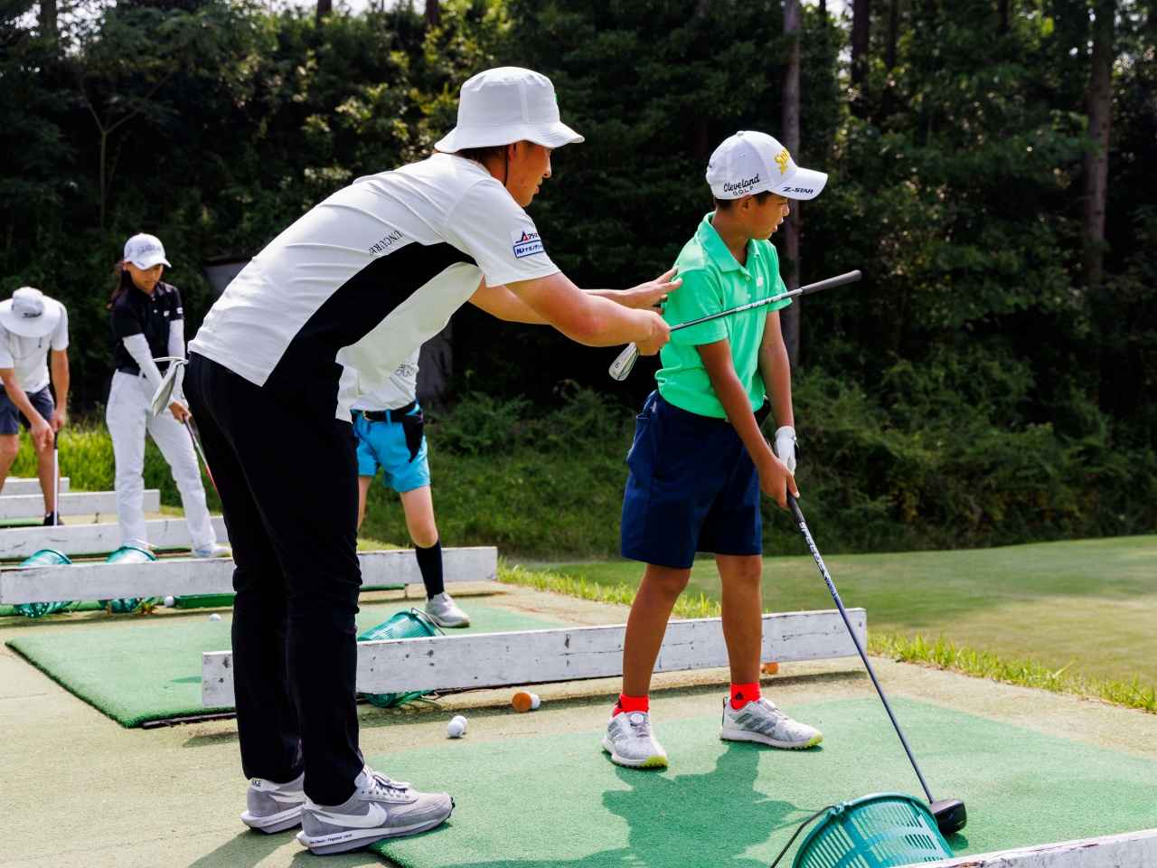 画像: 金子駆大がジュニアに教えた飛ばしの秘訣は「飛ばそうとしない」こと!? 大人も参考にしたい“右を向かない”セットアップと「腕を振る意識」【飛ばし編・ツアー王者の原点に学ぶ上達術①】 - みんなのゴルフダイジェスト