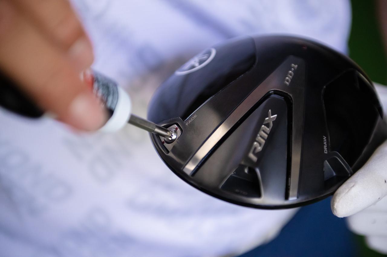 画像: トウ側に寄せるとつかまりは控えめになるが、一方でスピン量が抑えられた重い球に