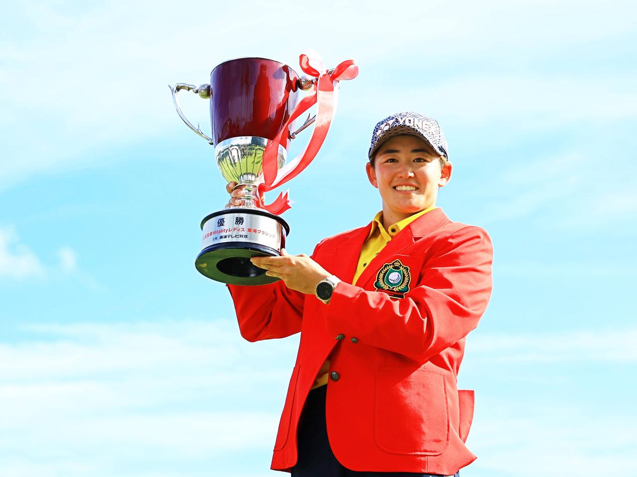 画像: 優勝トロフィーと岩井明愛（撮影／大澤進二）