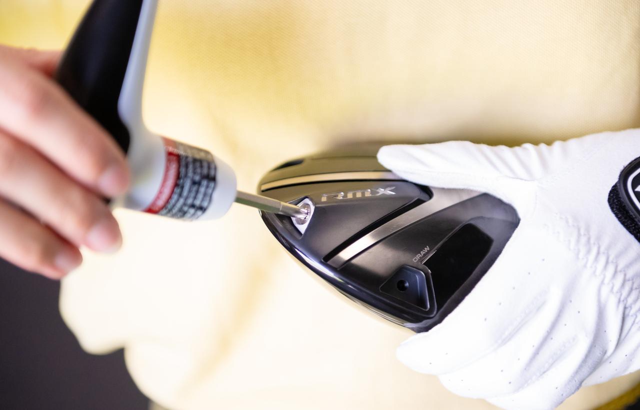 画像: 「重い感じはしない」という岸部プロだが、重りを10gから4gに変更すると飛距離がかなりアップ