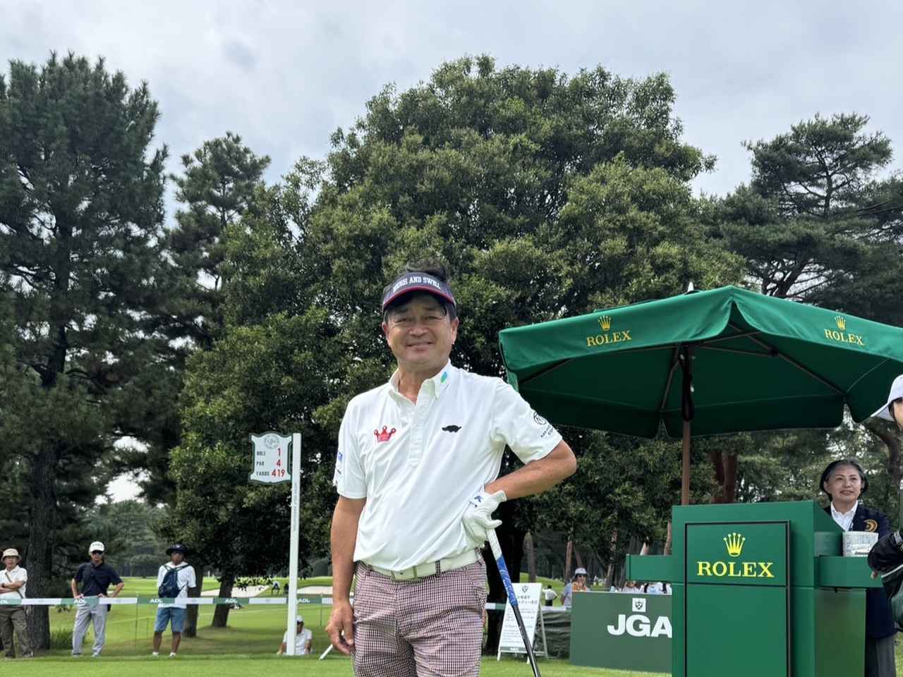 画像: 本日から開催中の「日本シニアオープン」の1番ティーにて。初日は3オーバー、69位タイ。巻き返しに期待したい!