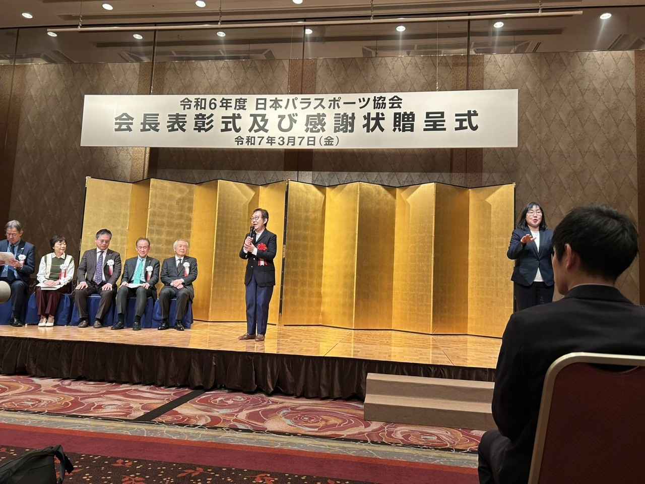 画像: 受章者を代表してのスピーチ。同席していたDGA理事によると「さすが代表。とてもあたたかい話に、皆さん聞き入っていました」