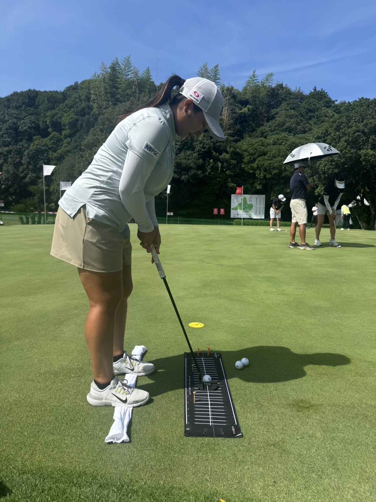 画像: 下半身を動かさず肩の回転でストロークする