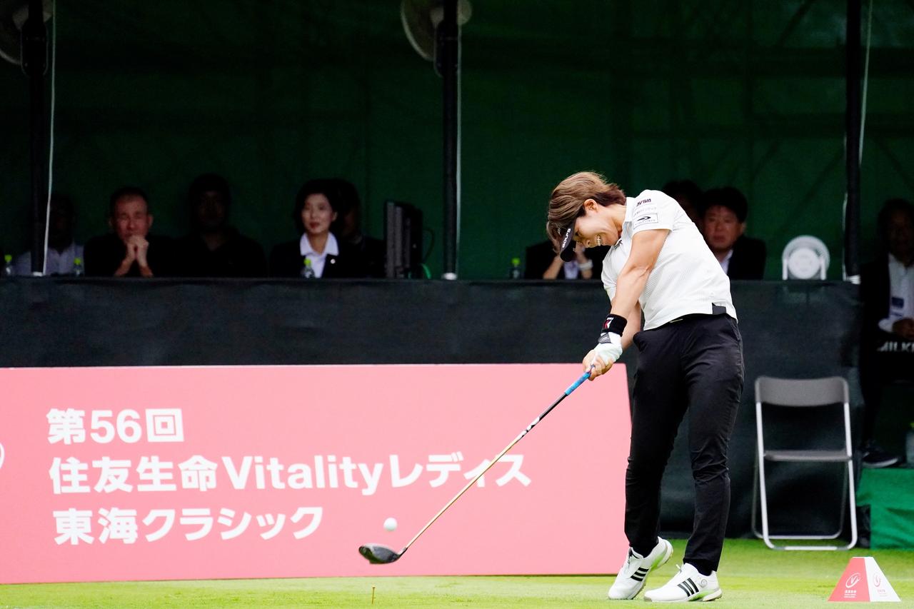 画像: 腰を痛めながらも出場した穴井詩は274.4Yで2位で終えた