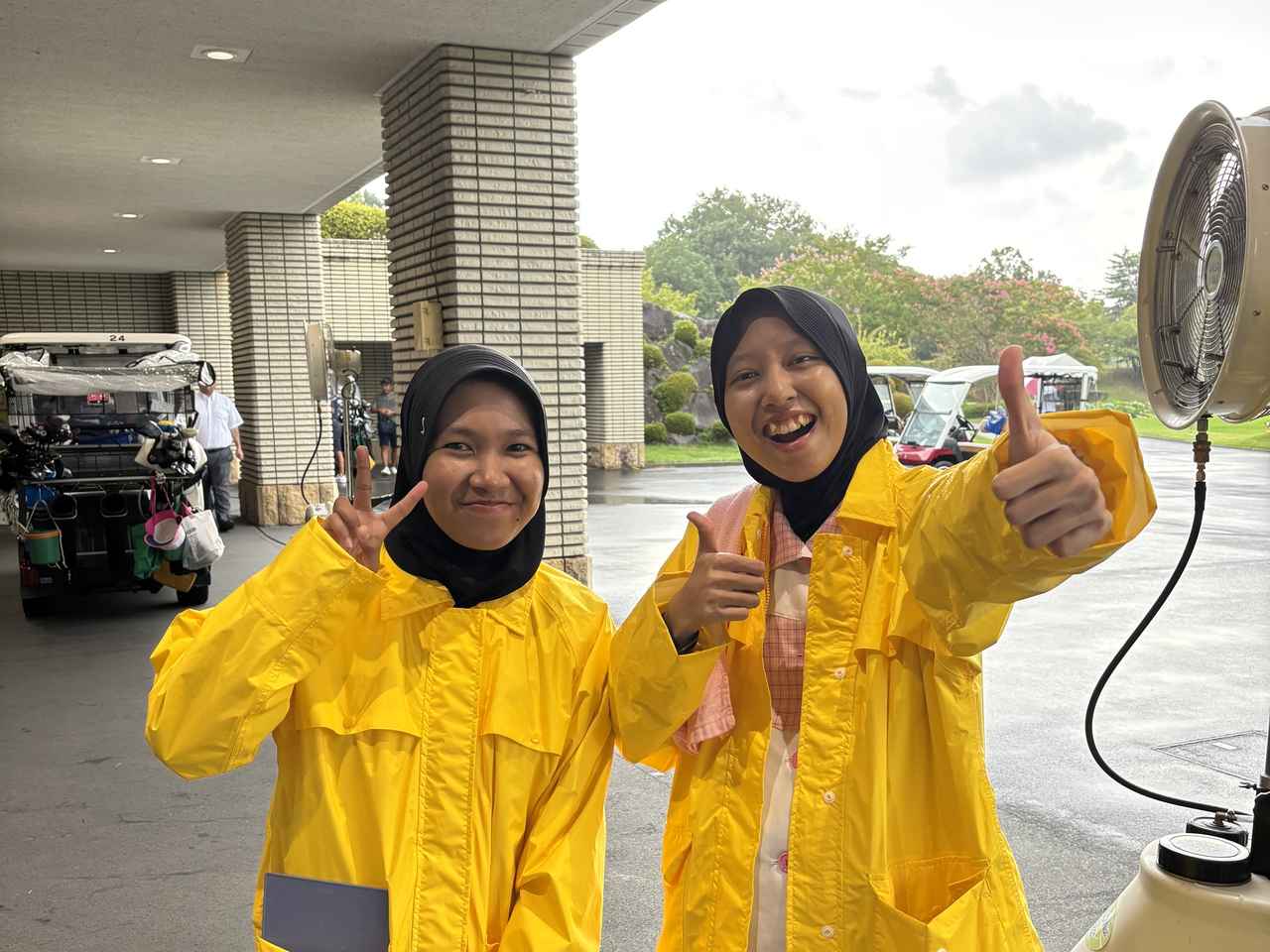 画像: 石坂ゴルフ倶楽部のインドネシアからの来日した2人の女子学生キャディ。3ホール未プレーなので1年以内にまた来ます