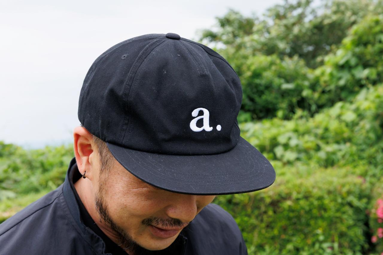 画像: フラットバイザーキャップがストリートテイストをプラス