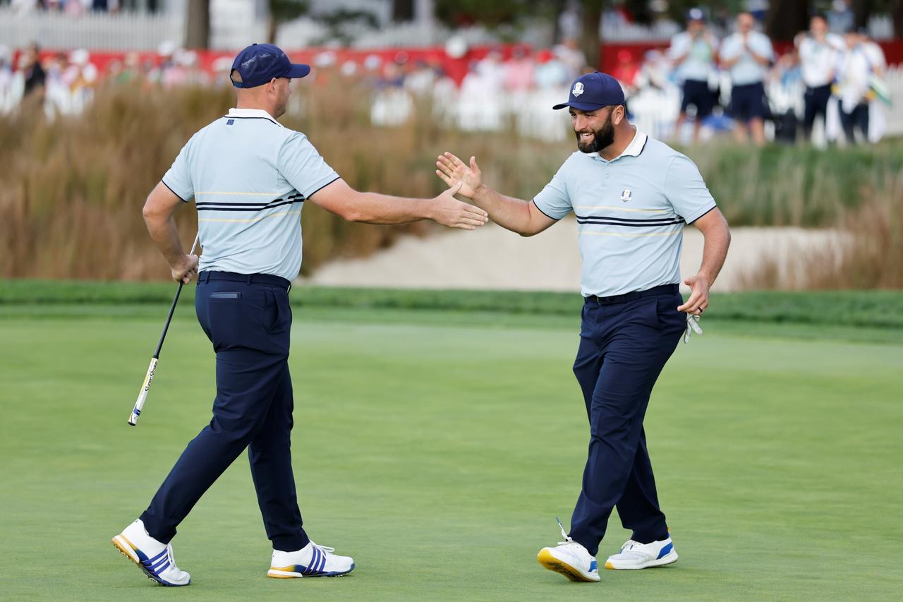 画像: 2連勝とヨーロッパチームをけん引しているジョン・ラーム。勝利後にフォーボールで組んだセップ・ストラカと笑顔で喜ぶ（PHOTO/PGA of America）