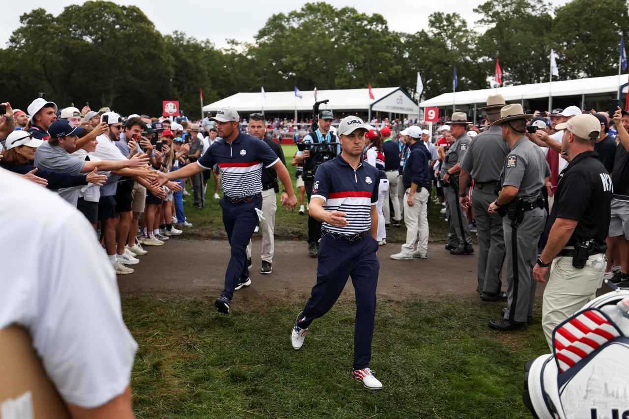 画像: B・デシャンボーのファンサービスはライダーカップでも変わらない。人気の秘密だ（PHOTO/PGA of America）
