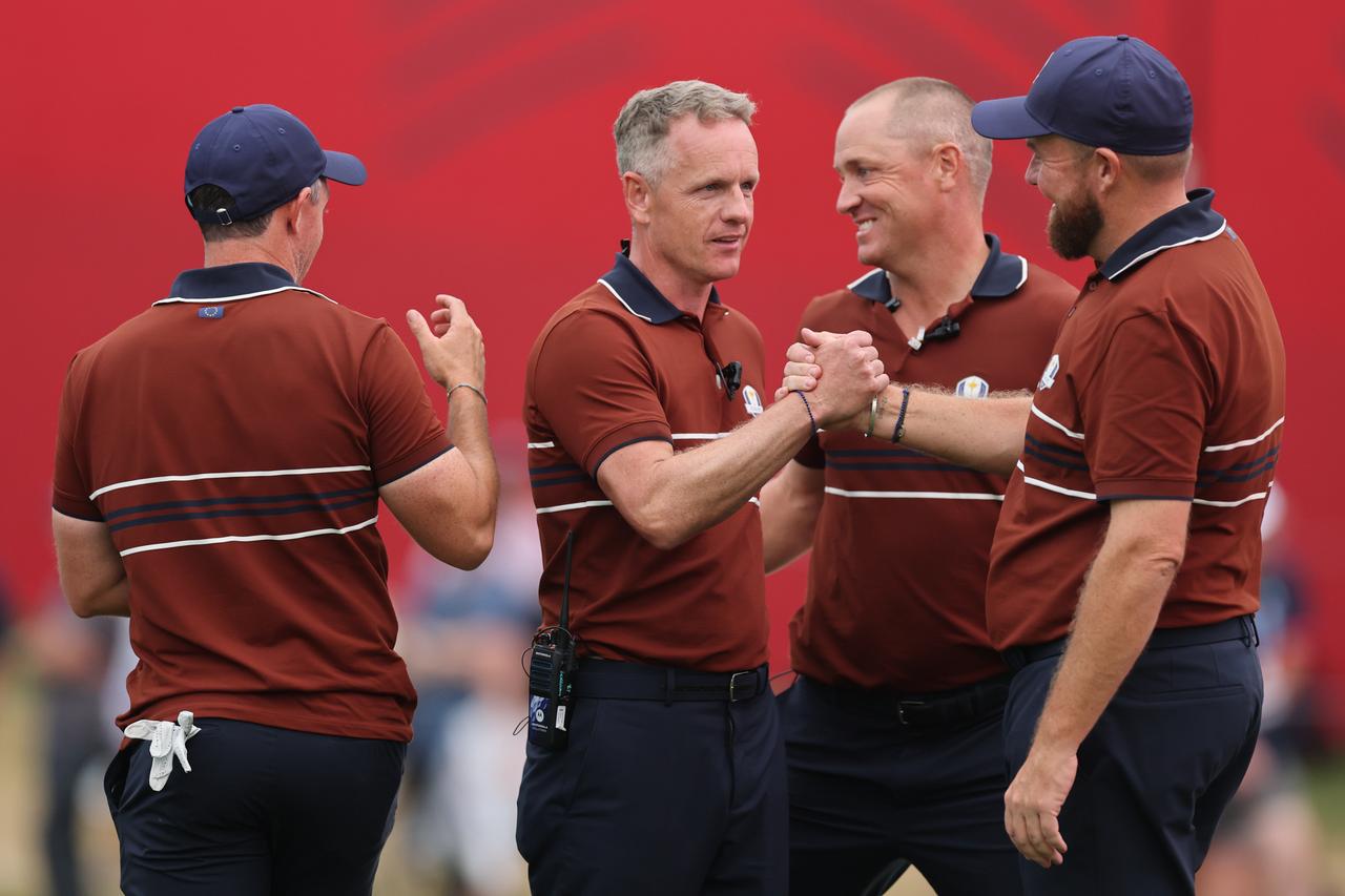 画像: 勝利後に副キャプテンたちと握手するルーク・ドナルド（PHOTO/PGA of America）