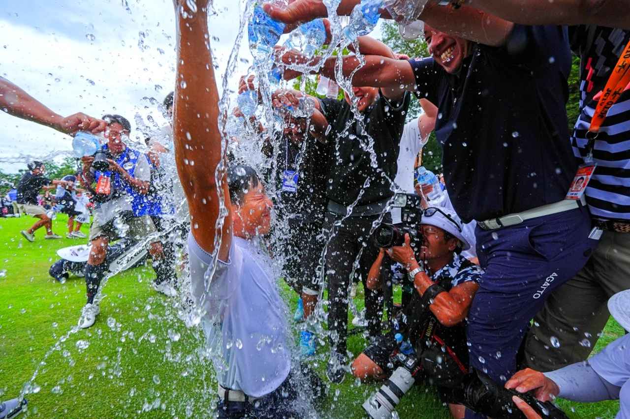 画像: ツアー仲間らからウォーターシャワーの祝福を受ける勝俣（撮影/姉崎正）
