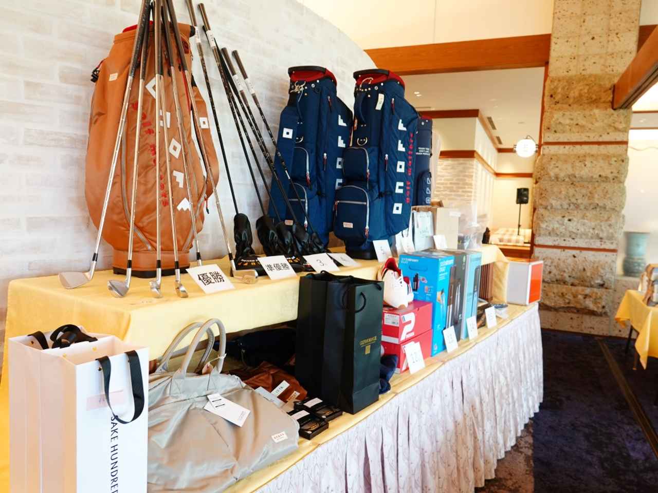 画像: パーティ会場にはさまざまな商品がずらり