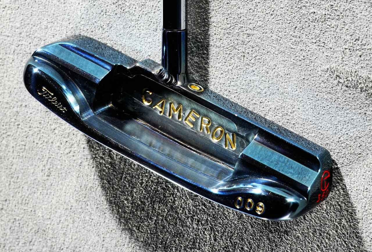 画像: ストレートシャフト仕様の009ビーチ。クロマチックブルー仕上げの青いボディに、金と赤のスタンプが高級感を演出している。クロマチックブルーは、基本的にカーボンスチールに施される仕上げだが、数は少ないもののSSS（ステンレススチール）のクロマチックブルーも存在し、こちらは比較的錆に強い