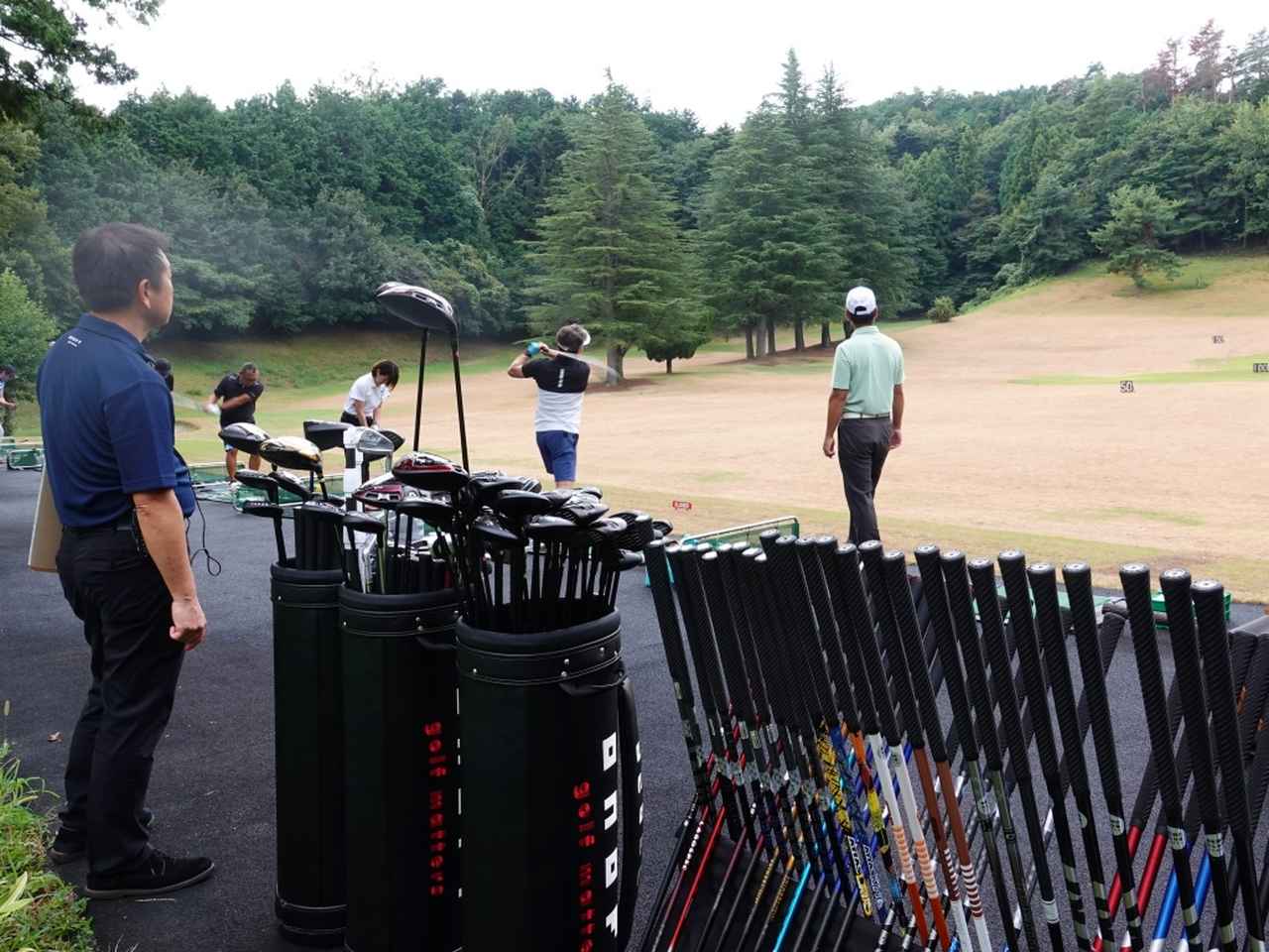 画像: 練習場にはオノフの最新クラブとシャフトがずらり。スタッフも常駐しておりフィッティングのアドバイスも