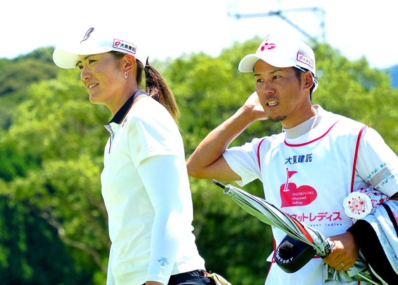 画像: 弟の雄貴プロは渡邊彩香の優勝キャディ（撮影/岡沢裕行）