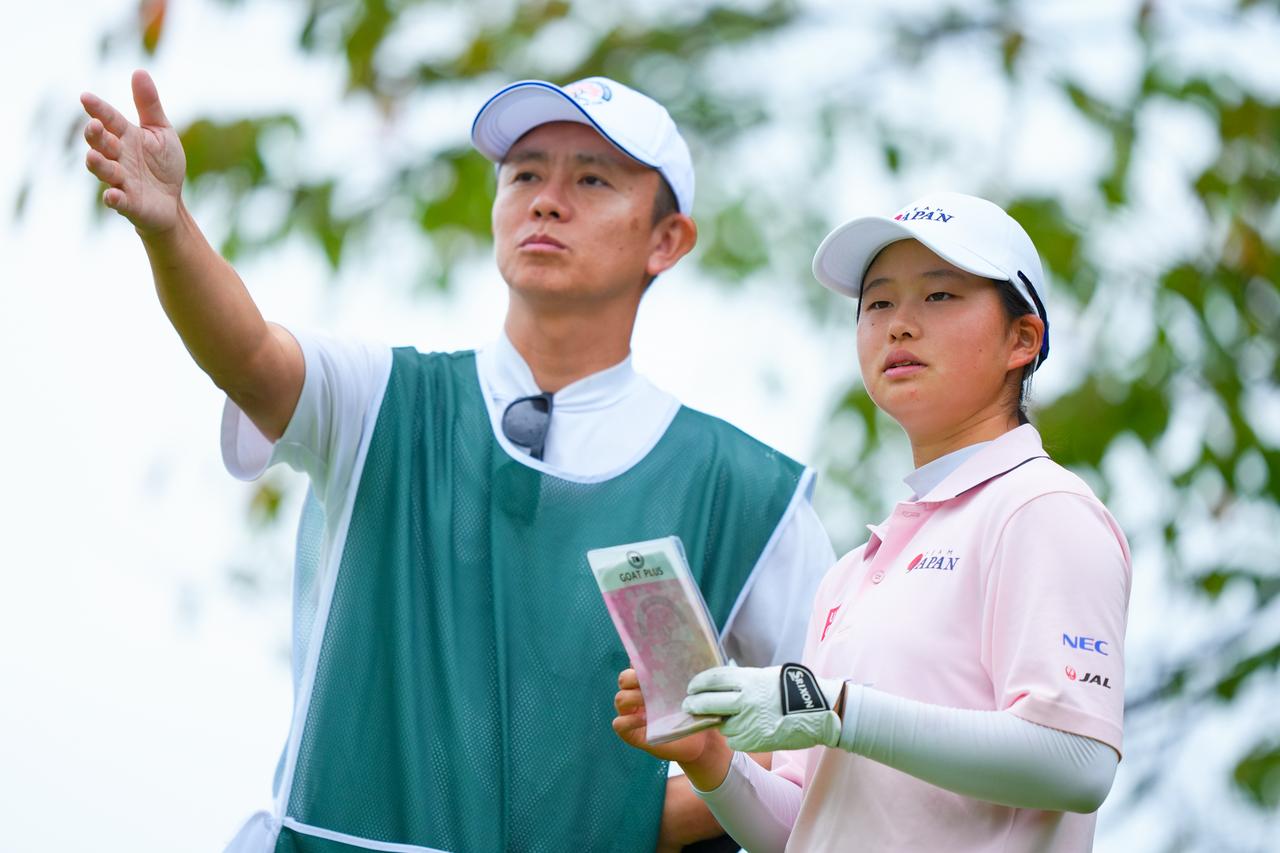 画像: キャディとしてコンビを組む高武大輔コーチ（左）と廣吉優梨菜（右）