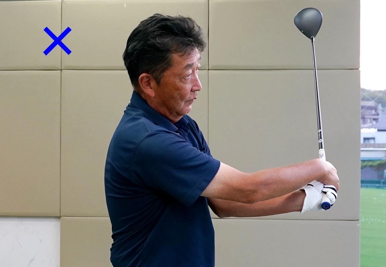 画像: 右手首が手のひらが側に折れないように注意