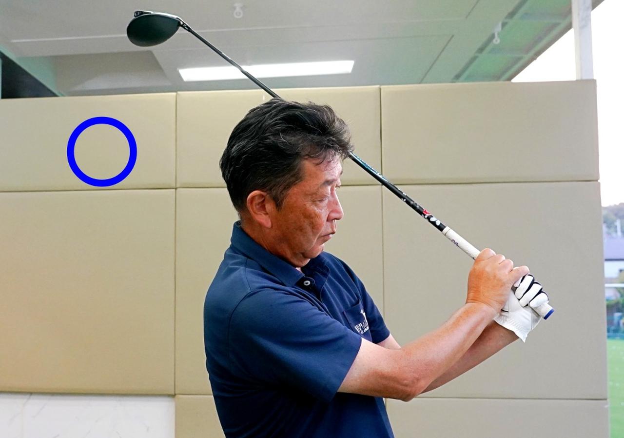 画像: 右手首を甲側に曲げて、右わきを締めるのがポイント